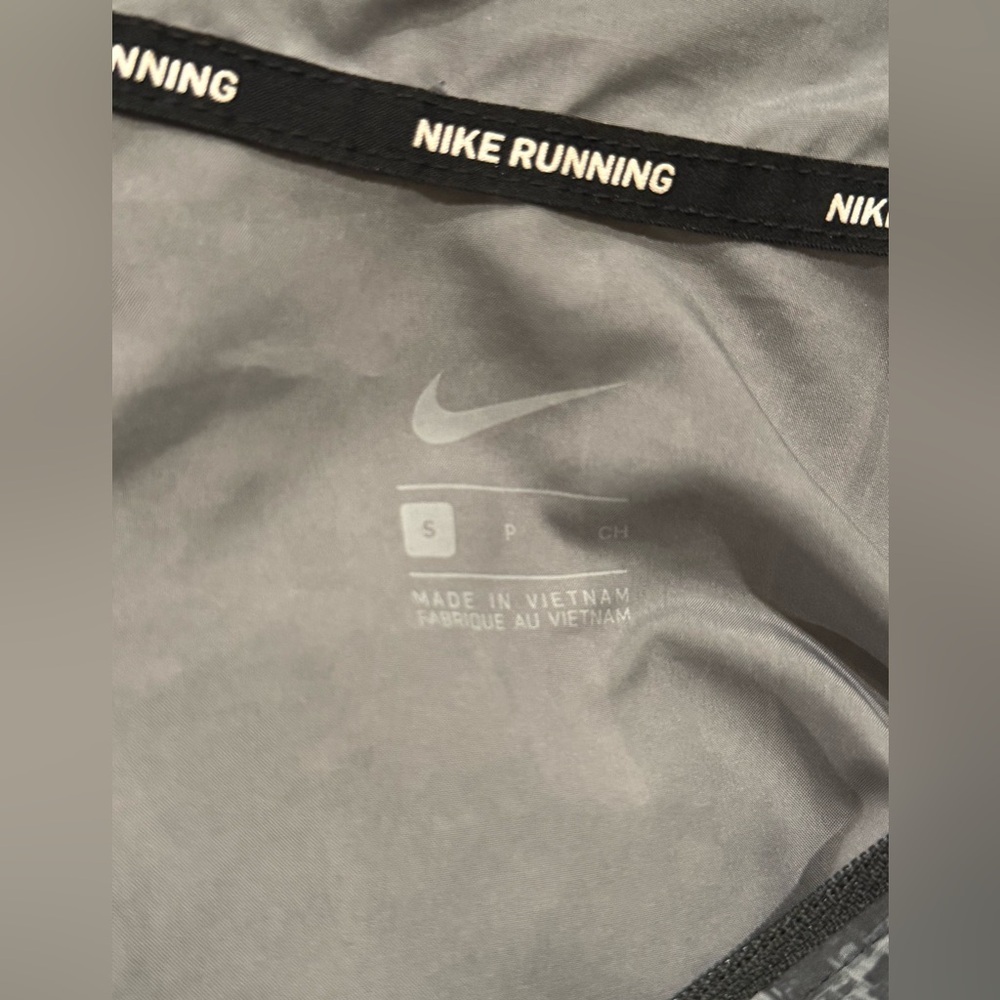 Nike 2018 Chicago Marathon Running Jacket​ - Picture 9 of 9